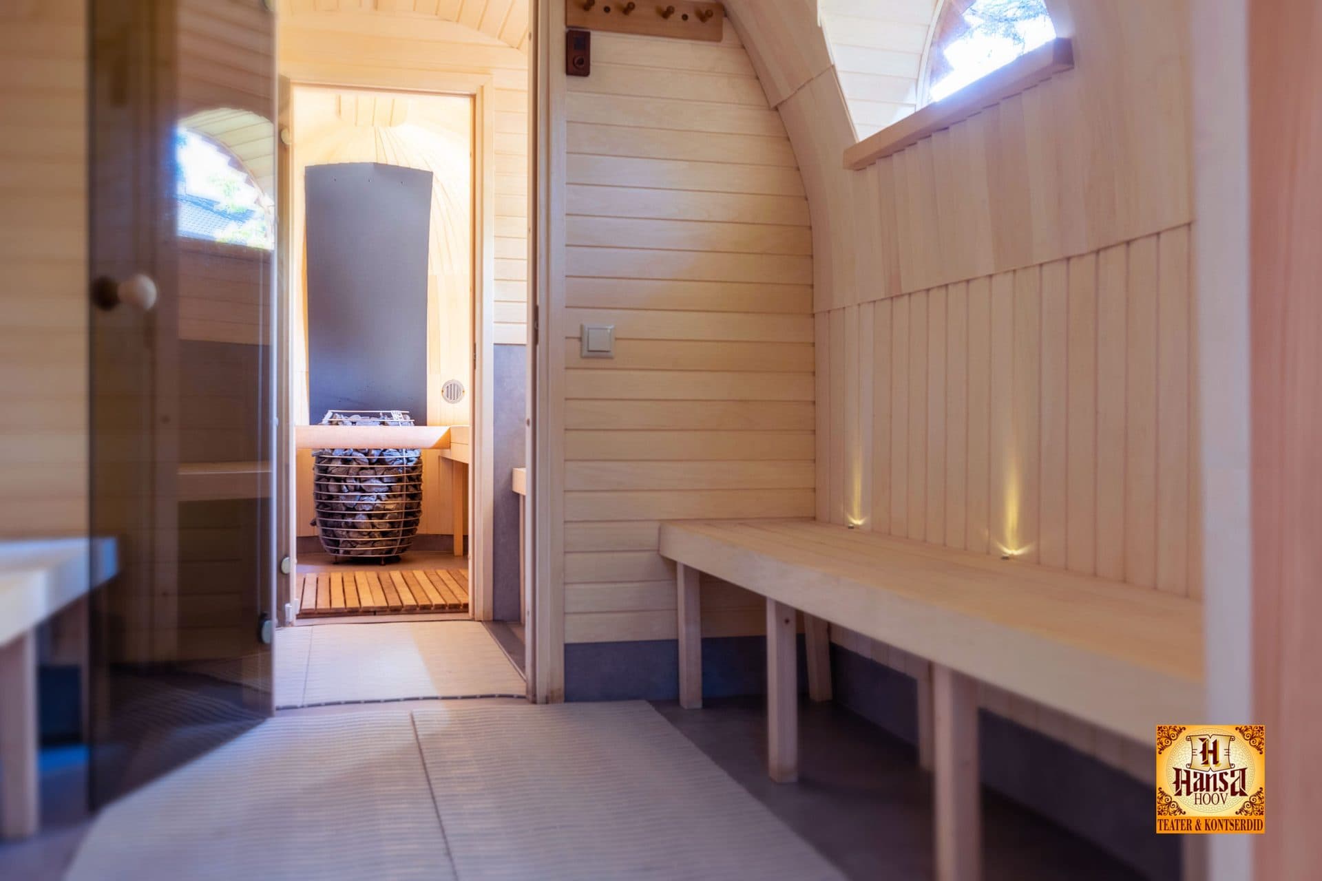 Sauna eesruum: pink ja klaasuks leiliruumi